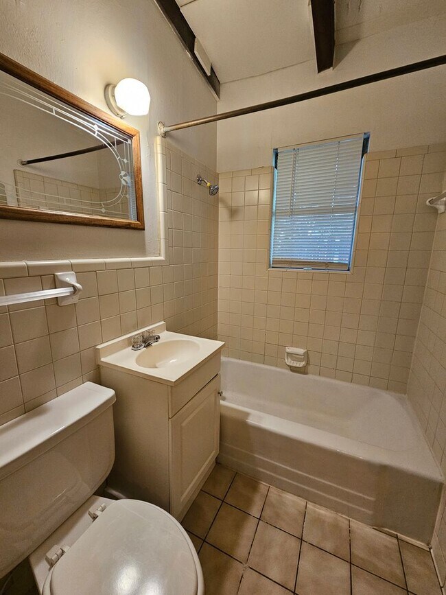 Building Photo - Short-Term Lease! (2) Bedroom Duplex Close to Campus Duplex!