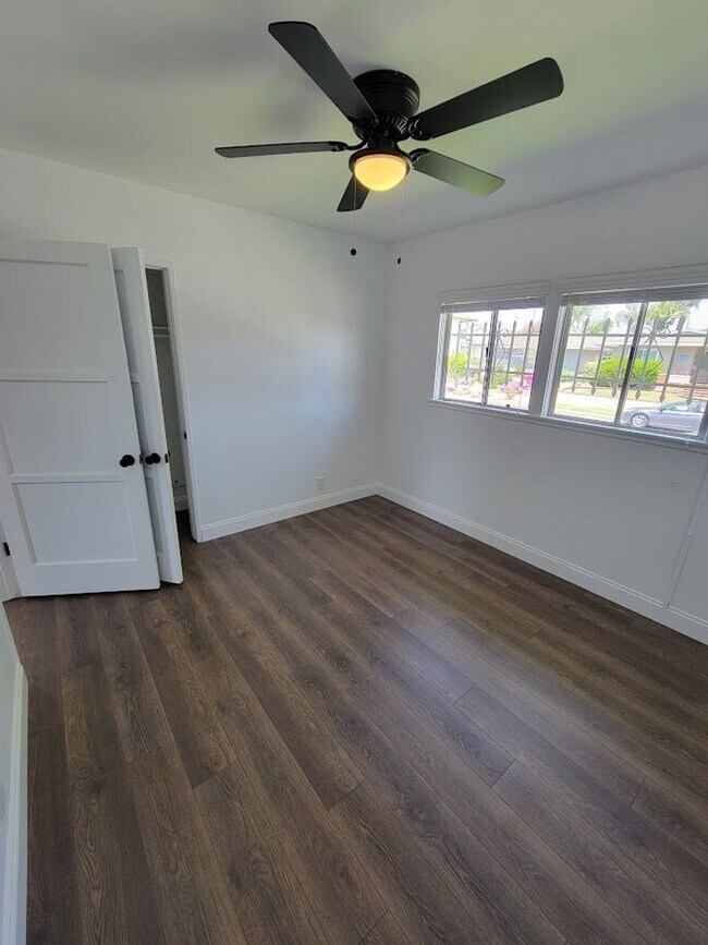 Building Photo - SPACIOUS 3BD/2BA WITH GARAGE, LAUNDRY AND ...