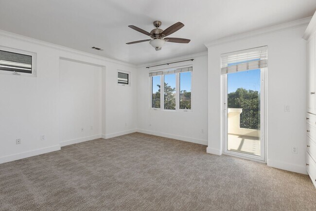 Building Photo - 3-bedroom 3.5 Coronado Village home near schools