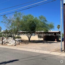 Building Photo - Check out this adorable 3 bedroom house!!