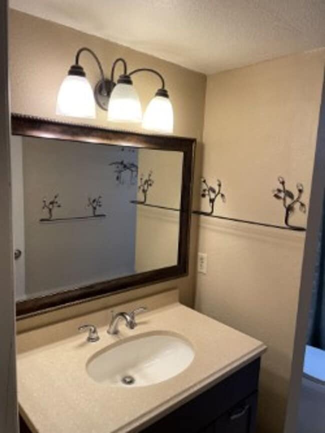 Building Photo - Spacious 3 bedroom, 3 bath, condo with a l...
