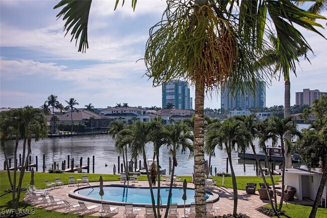 Building Photo - 400 Park Shore Dr