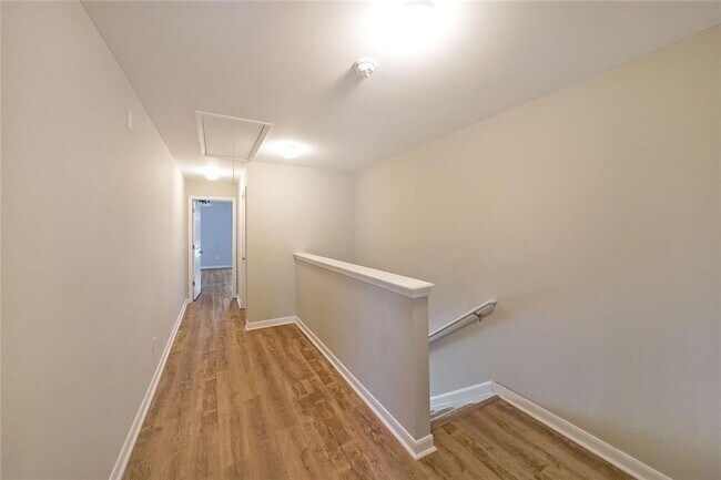 Building Photo - 2062 Lakeshore Overlook Dr