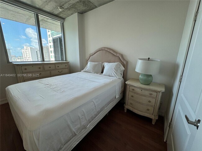 Building Photo - 690 SW 1st Ct