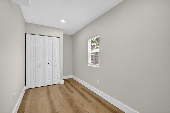 Building Photo - 409 47th St