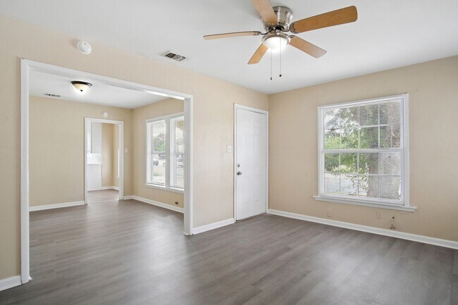 Building Photo - Close to Local Amenities and Downtown