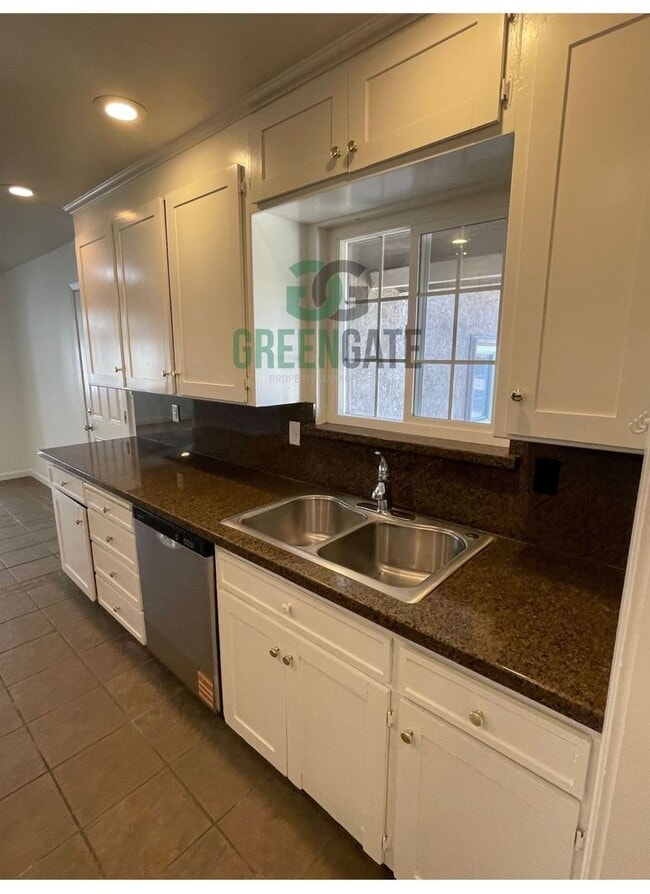Building Photo - BEAUTIFUL 3 BEDROOM 2 BATH HOME MOVE IN RE...