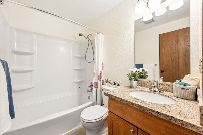 Building Photo - Charming 2 bed, 1 bath Lynnwood Condo, $1695/mo.