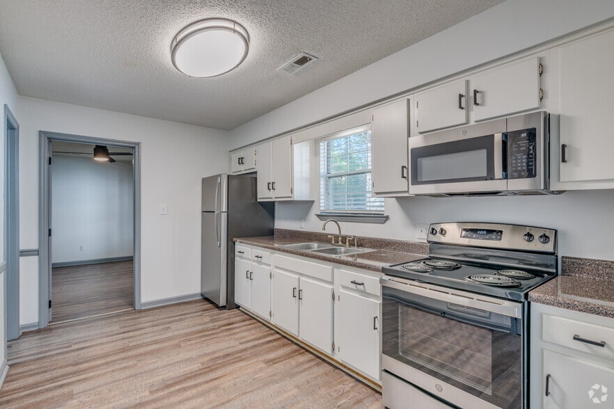 1BR, 1BA - 600SF Kitchen - East Ridge Village