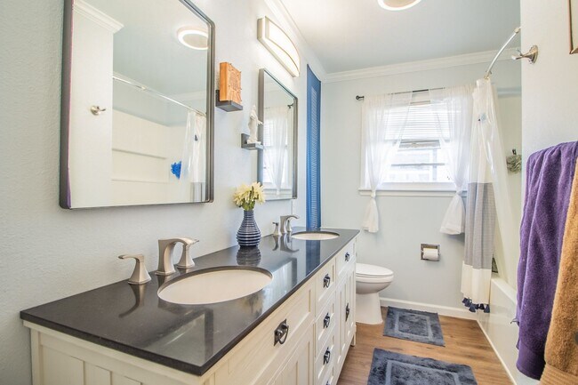 Building Photo - Great 3 bedroom 2 bathroom house in fantastic Location!