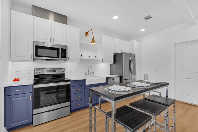 Building Photo - 4704 Sunset Trail