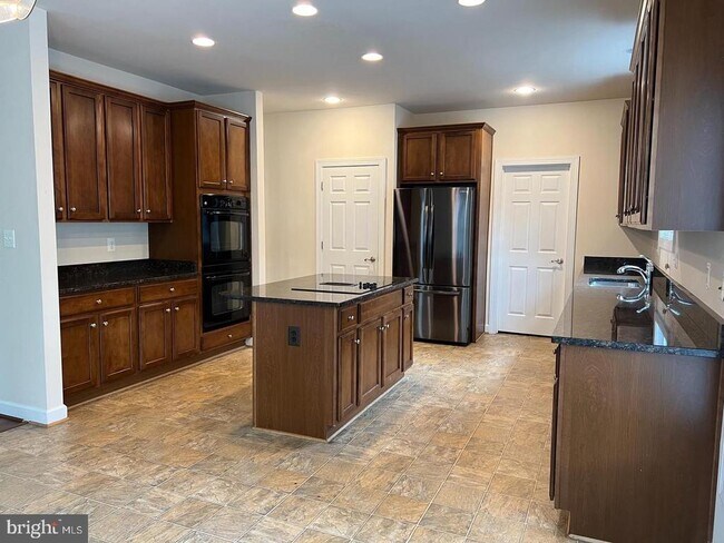 Building Photo - 6930 Westlawn Dr