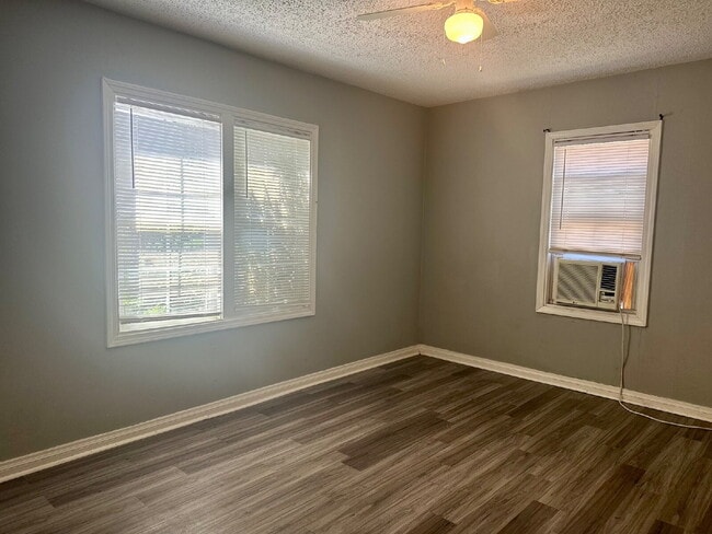 Building Photo - Cozy 2/1 with a carport!