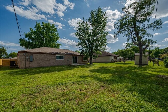 Building Photo - 7926 Jonquil Dr