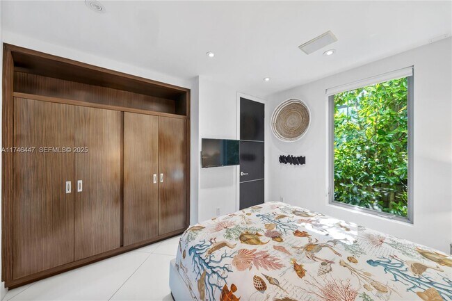 Building Photo - 227 E Dilido Dr