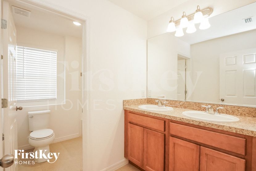 Building Photo - 5086 Royal Point Ave