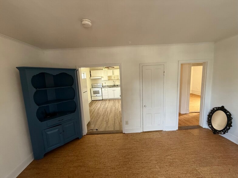 Building Photo - 10-2 Russell St