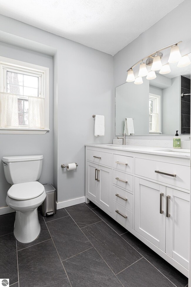 Building Photo - 1704 Comanche St