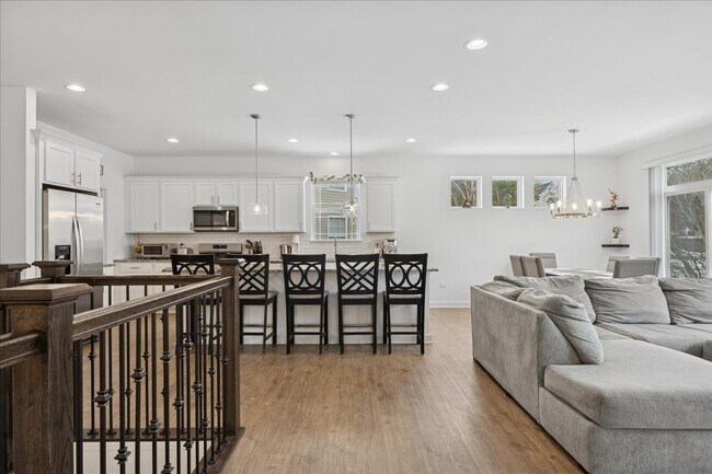 Building Photo - 5 Lake Vista Ct