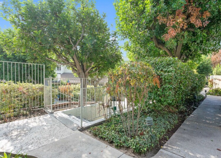 Building Photo - 11862 Moorpark St