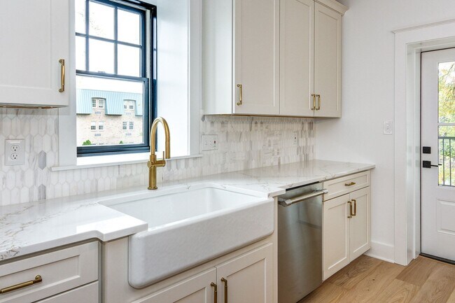 Building Photo - 20 E Redman Ave