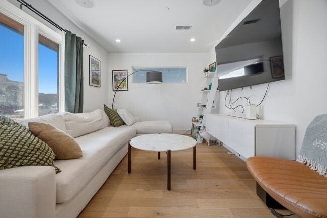 Building Photo - 946 Saratoga St