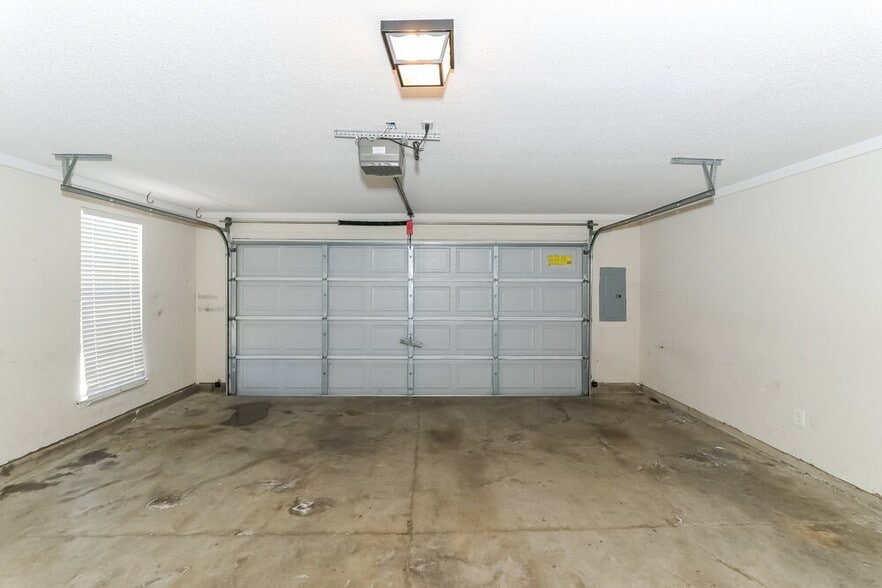 Building Photo - 6527 Sandbourne E