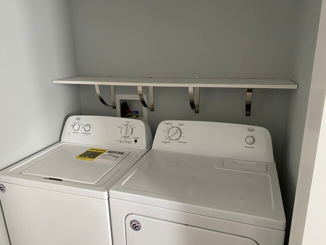 Building Photo - 421 Woodlawn Ave