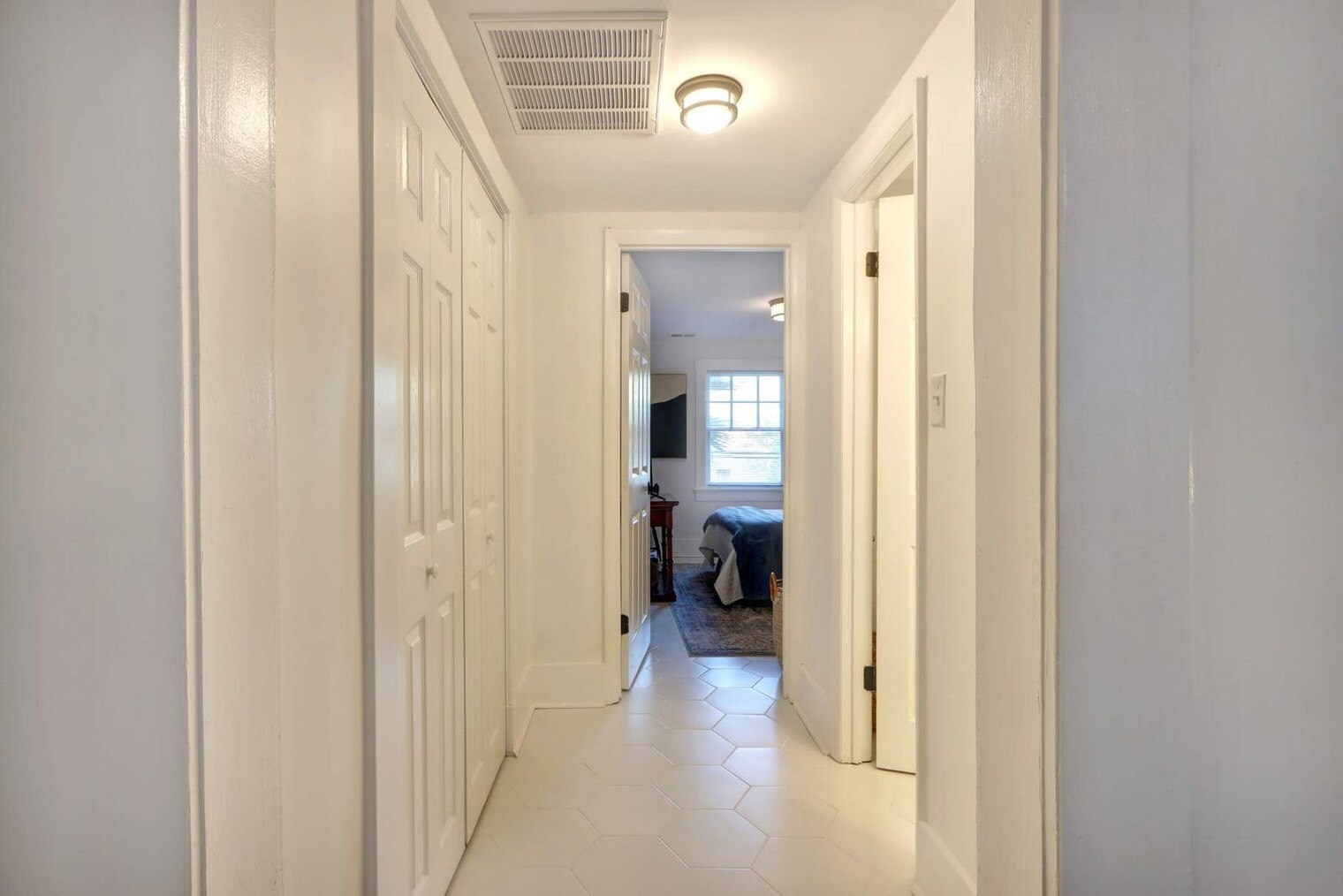 Building Photo - 306 E Victory Dr