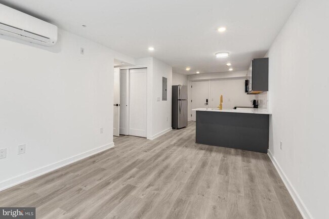 Building Photo - 2046 E Lehigh Ave