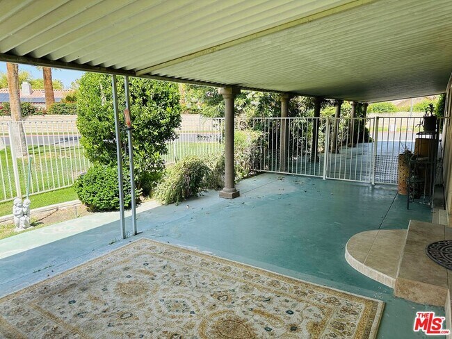 Building Photo - 425 S Paseo Laredo