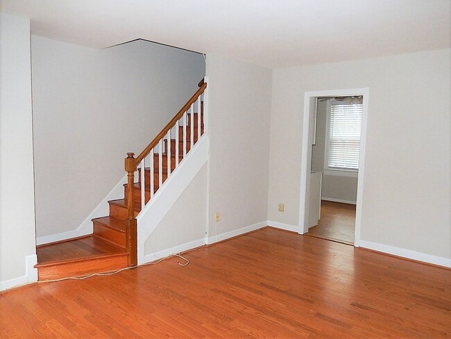 Building Photo - Charming 1 Bed 1 Bath Townhome Style Condo In Historic Arlington Village