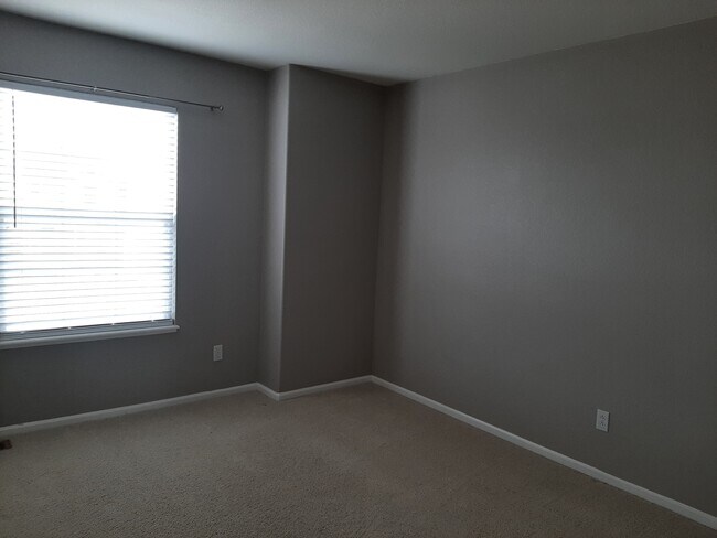 upstairs master bedroom - 14219 Woodrock Path