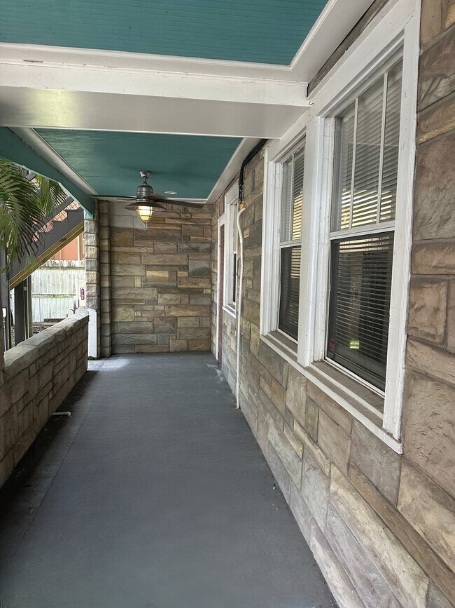 Building Photo - 656 Beach Dr NE