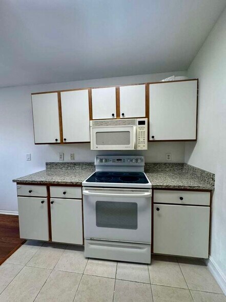 Kitchen - 9999 Summerbreeze Dr