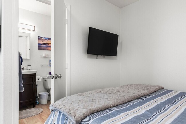 Building Photo - Charming comfy Studio in La Jolla Village!