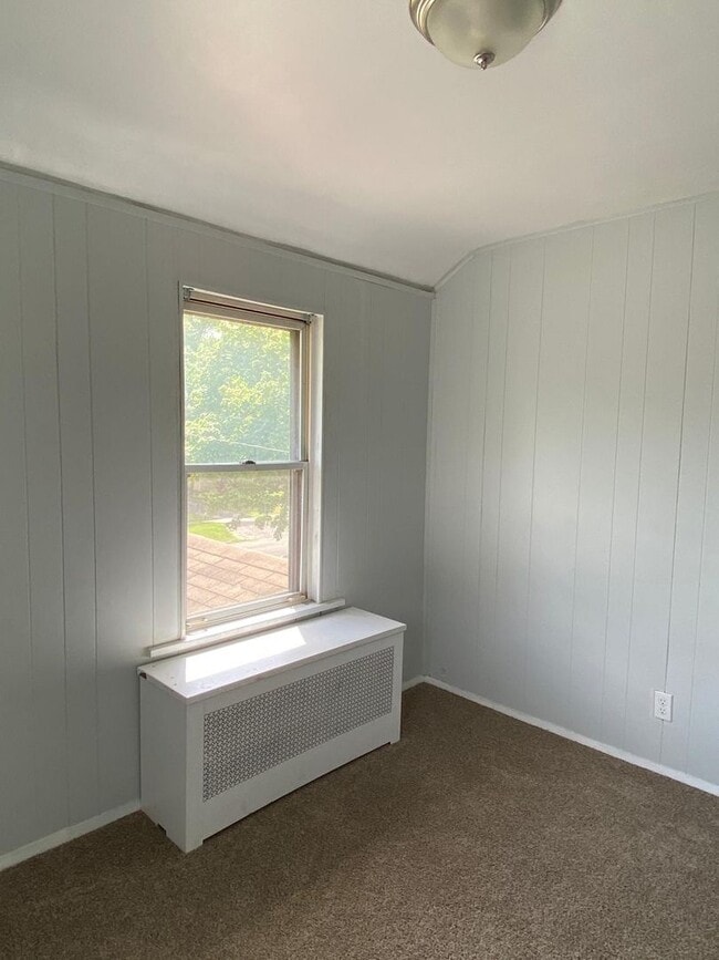 Building Photo - Charming Single-Family Home for Rent in Bedford — Quiet Street, Great Location!