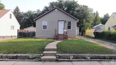 Building Photo - 2 Bedroom House!