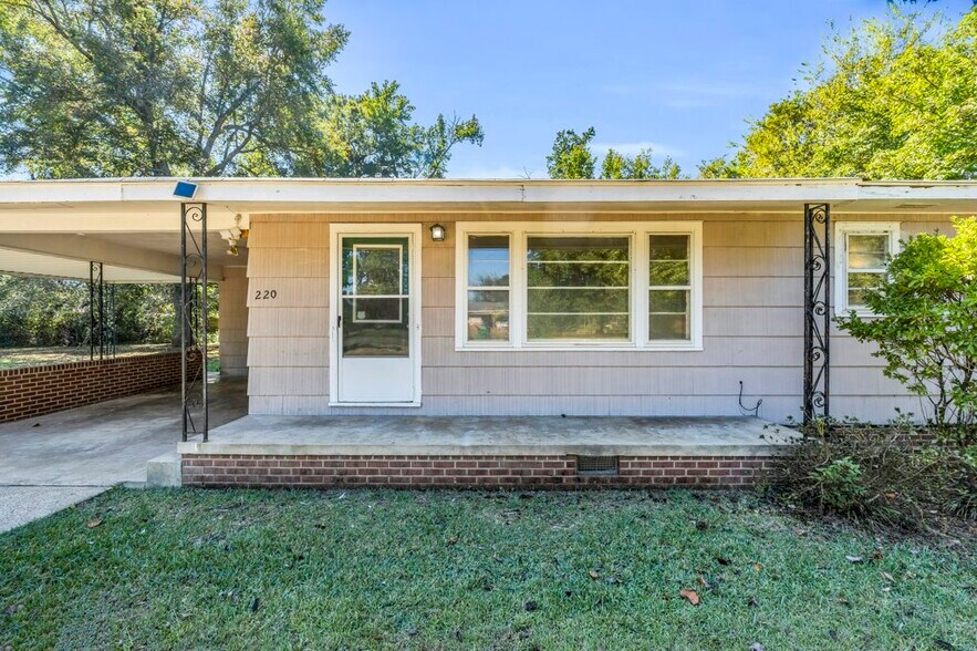 Building Photo - 220 Rebecca Ln