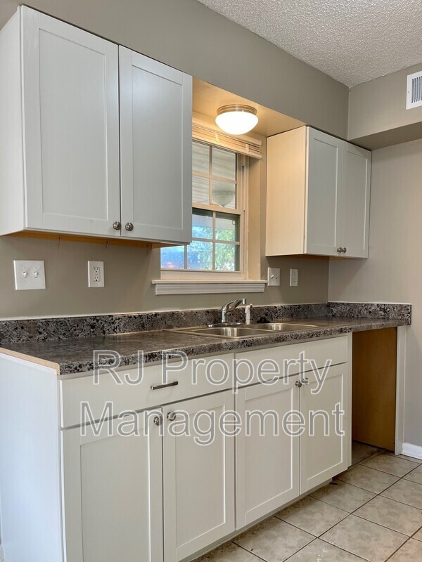 Building Photo - 4211 Lansdowne Dr