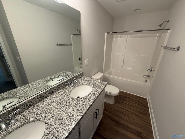 Building Photo - 3203 McClellan Wy SE