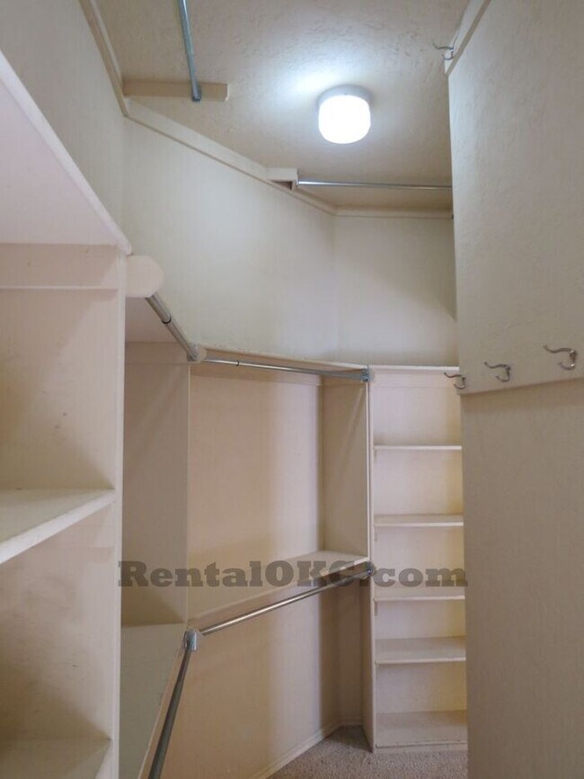 Building Photo - Moore 3/2 bed plus office and a storm shel...