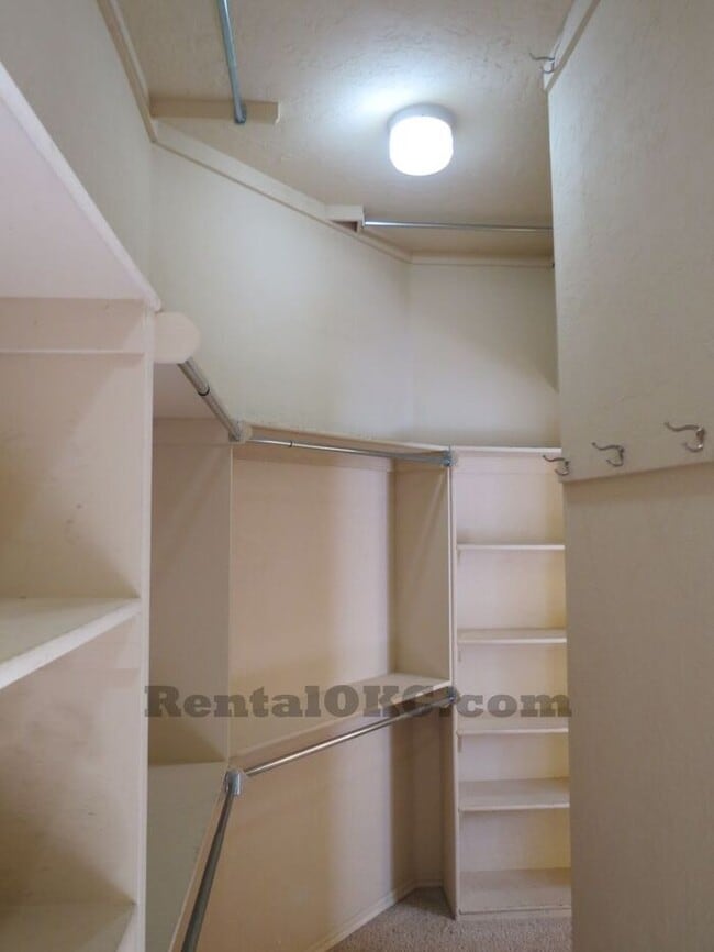 Building Photo - Moore 3/2 bed plus office and a storm shelter! Great schools, great access!