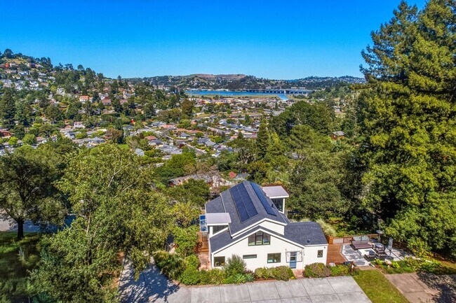 Building Photo - Beautifully Remodeled 4BR + Office Mill Valley Home — Furnished, Private 3/4-Acre Setting, Walk t...
