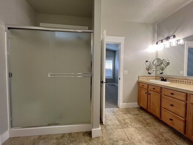 Building Photo - Gorgeous 4 bed 3 bath home in Meridian, ju...