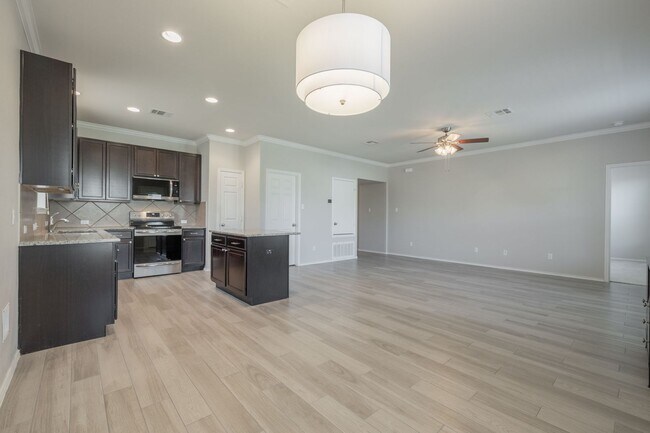 Building Photo - Community Pool, Splash pad and Pavillion! ...