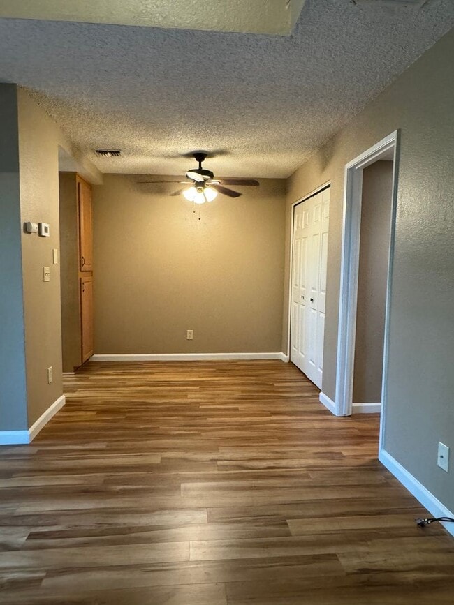 Building Photo - Nicely updated condo in Cirby Woods III