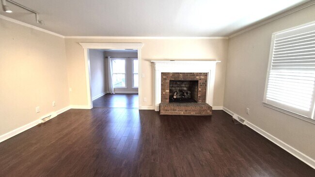 Building Photo - Great Two Bedroom Townhouse Convenient to Downtown Greenville!