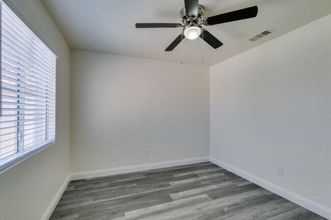 Building Photo - Stunning 4 bedroom, 2.5 bathroom