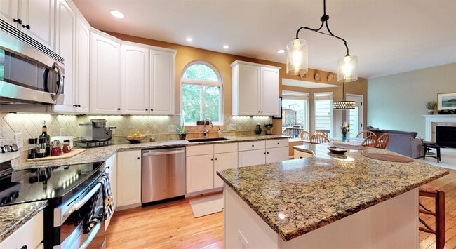 Building Photo - 6175 Cloverwood Dr